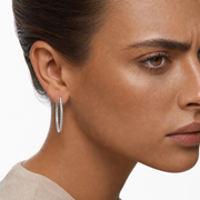 Boucles d'oreilles Créoles flex diamants 1.50 Ct Enrica or blanc portées 2